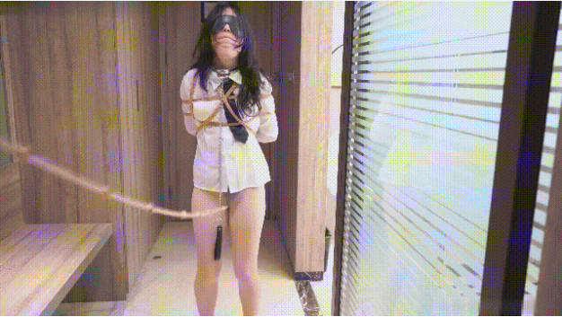 最新流出，云绳工作室，快乐地狱，美女模特【莹莹】走绳炮机手动道具暴力调教，高潮抽搐颤抖