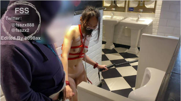 知名Twitter户外露出网红FSS冯珊珊挑战主人的新任务---全裸自束握住陌生人的鸡巴 冲进WC吓坏幸运的小哥哥