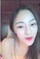 正妹直播主深夜和粉丝脱衣聊聊天要先刷个皇冠才能要到微信喔